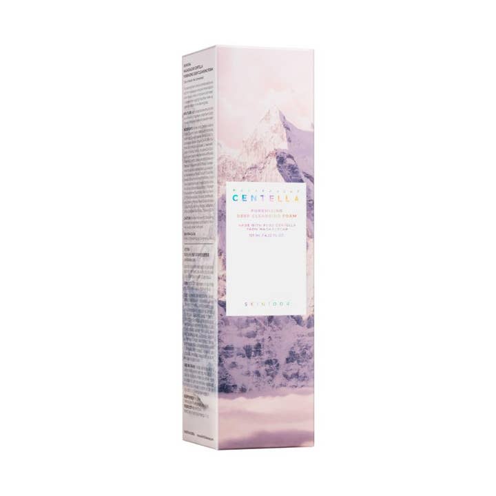 SKIN1004 Madagascar Centella Poremizing Deep Cleansing Foam 125 ml i hvid æske med lilla bjergmotiv