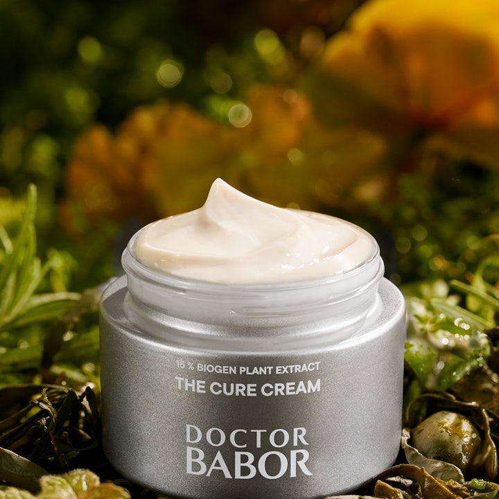 Babor DOC The Cure Cream 50 ml ansigtscreme giver sundere hud vist på model med glød og kliniske testresultater.