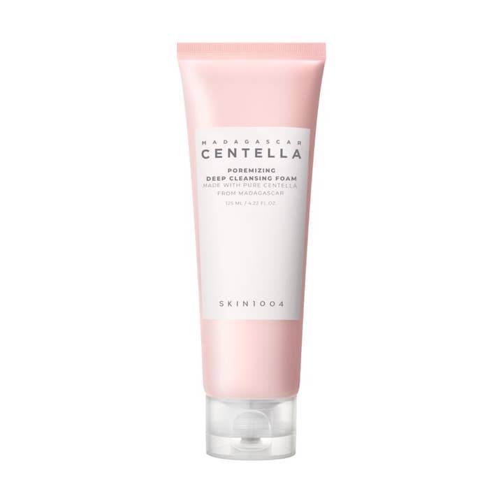 Skin1004 Madagascar Centella Poremizing Deep Cleansing Foam 125 ml renseskum der renser porer i lyserød tube med klart låg