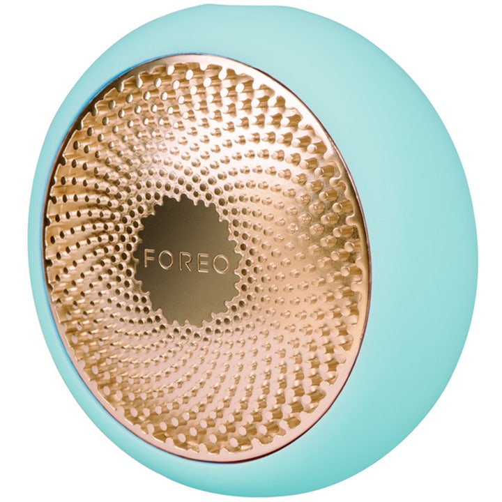 FOREO UFO 2 Mint beauty tech til ansigtspleje i mintgrøn silikone med mønstret guldplade der giver glød