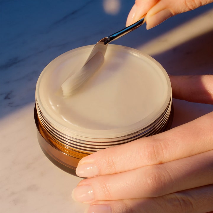 Estée Lauder Advanced Night Cleansing Balm 70 ml ansigtsrens med en rig tekstur der tages op med en metalspatel.