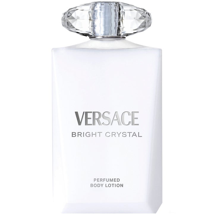 Versace Bright Crystal parfumeret bodylotion giver blød hud i en hvid flakon med stor krystalformet prop