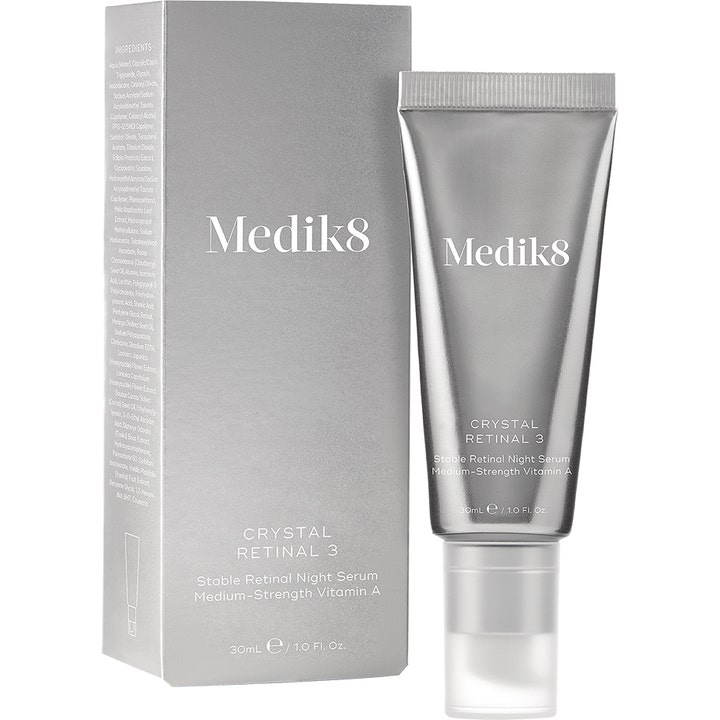 Medik8 Crystal Retinal 3 Serum 30 ml natserum med vitamin A i en metallisk sølvfarvet tube og æske