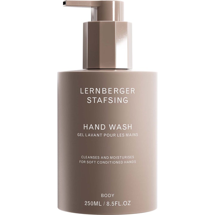 Lernberger Stafsing Hand Wash 250ml fugtgivende håndsæbe i en elegant taupefarvet flaske med praktisk pumpe