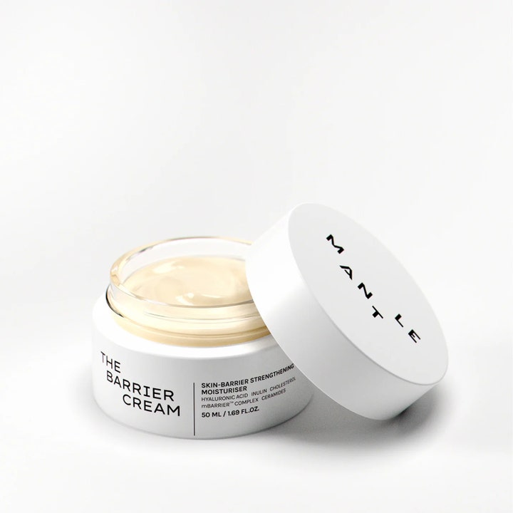 MANTLE The Barrier Cream 50 ml styrkende ansigtscreme i åben hvid krukke med synlig cremet tekstur.