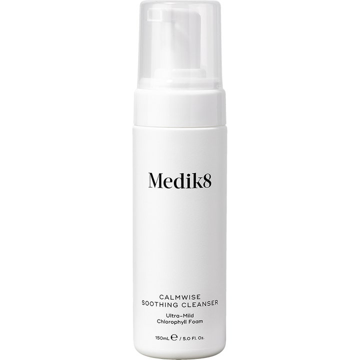 Medik8 Calmwise Soothing Cleanser 150ml beroligende ansigtsrens i hvid pumpeflaske med gennemsigtigt låg