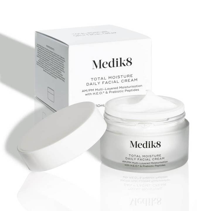 Medik8 Total Moisture Daily Facial Cream 50 ml fugtgivende ansigtscreme i glaskrukke med hvid creme og æske