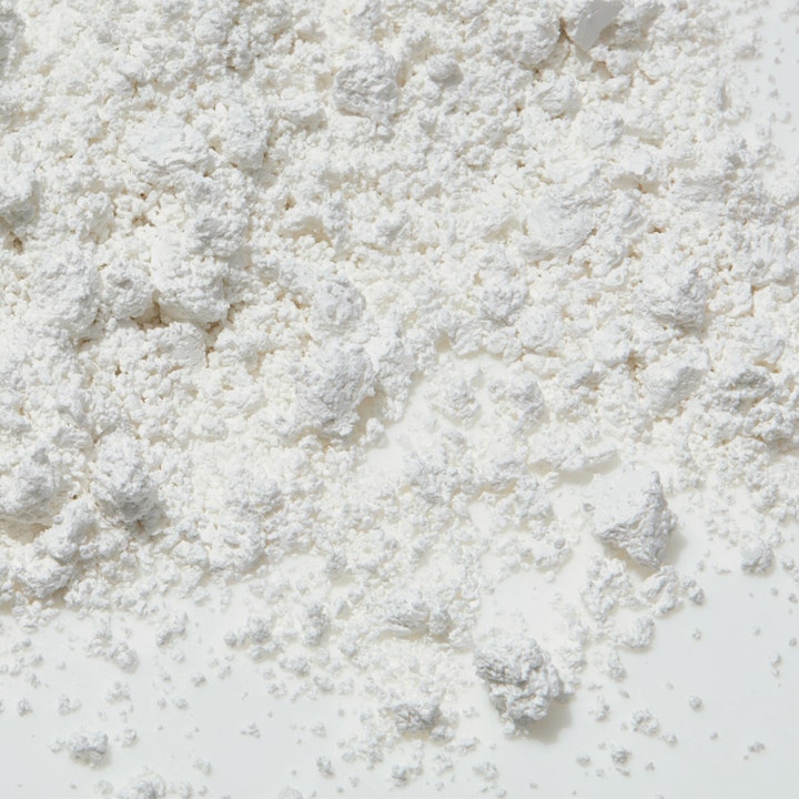 Mario Badescu Pore Minimizer 16 g ansigtsmaske viser en hvid og klumpet puddertekstur der mindsker porer