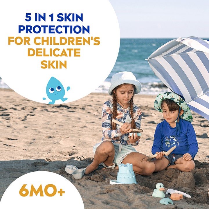 NIVEA Kids Sensitive Protect & Play Sun Spray SPF50+ 270 ml 5-i-1 solbeskyttelse til børn der leger i sandet.