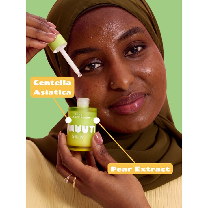 Smuuti Skin Pear Balance Serum 30 ml beroligende ansigtsserum med Centella Asiatica og pæreekstrakt på model.