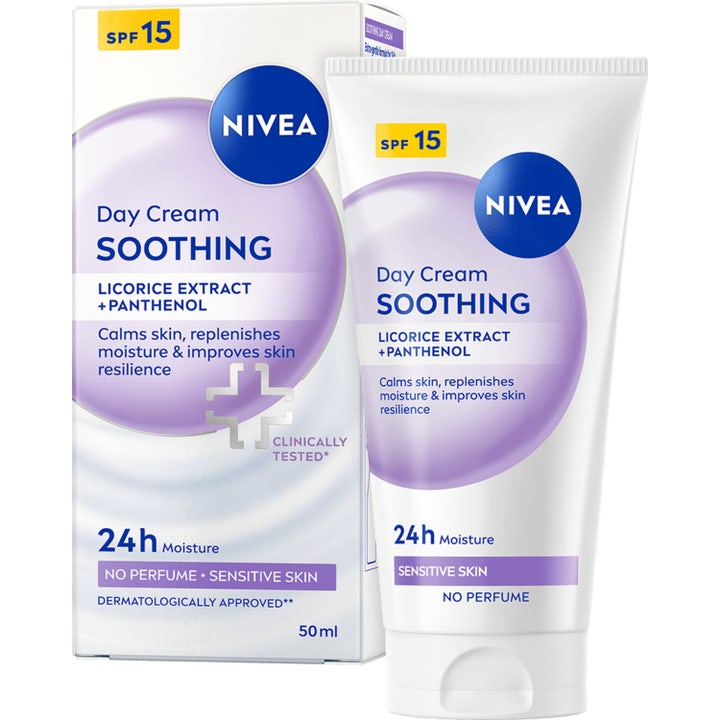 Nivea Soothing Day Cream 50 ml beroligende ansigtscreme med SPF 15 i hvid tube og æske med lilla detaljer