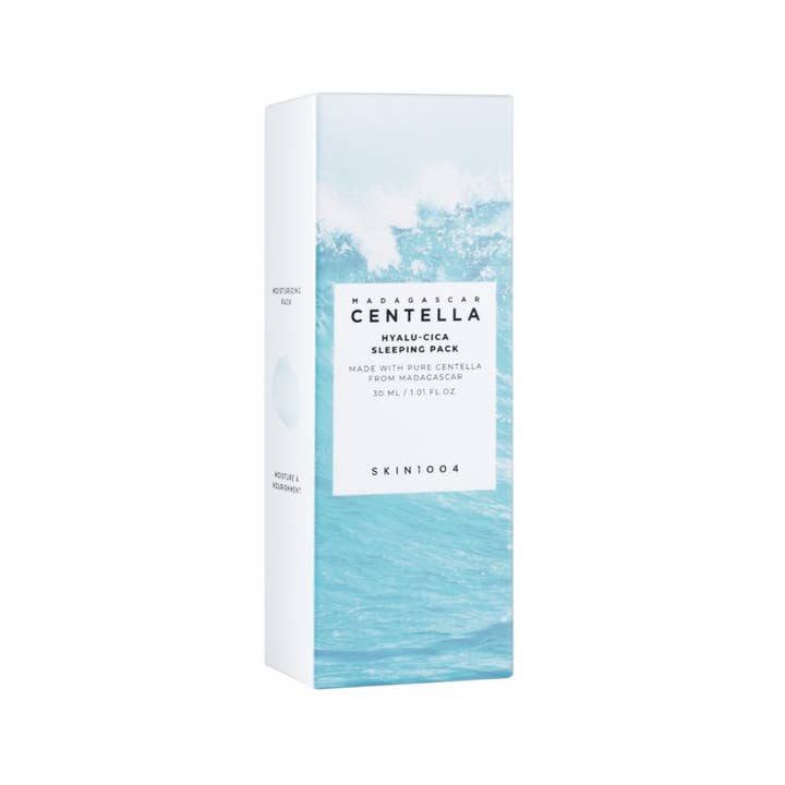 SKIN1004 Madagascar Centella Hyalu-Cica Sleeping Pack 30 ml fugtgivende natmaske i hvid æske med blåt bølgemotiv