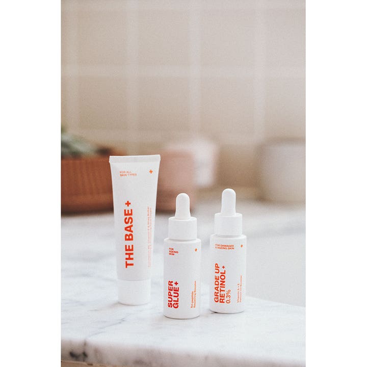 Swiss Clinic Grade Up Retinol + 0.3% 30 ml serum i hvid glasflaske med pipette i et lifestyle-miljø.