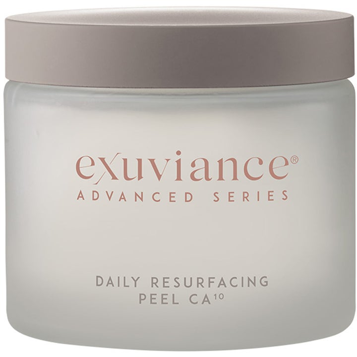 Exuviance Daily Resurfacing Peel CA10 eksfolierende pads i frostet krukke med gråt låg der giver huden ny glød.