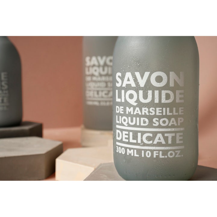 Compagnie de Provence Liquid Marseille Soap Delicate 300 ml mild håndsæbe i frostet grå glasflaske med hvid tekst.