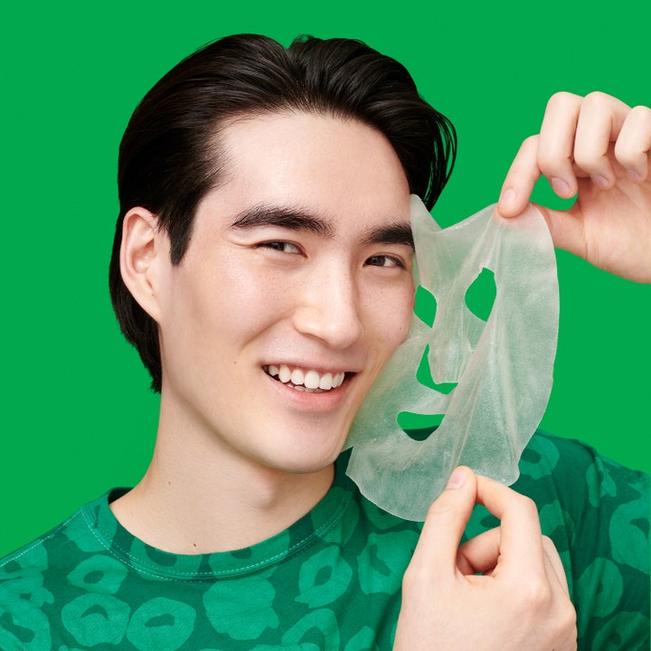Dr.Jart+ Cicapair Intensive Soothing Repair Serum Mask 25 g beroligende sheet mask holdt op af en smilende mand.