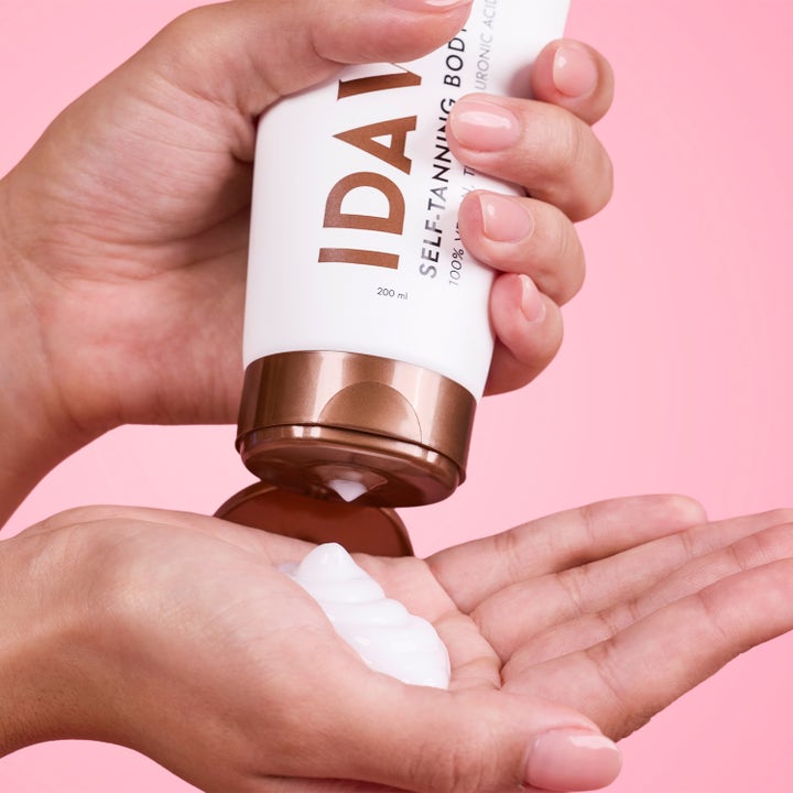 IDA WARG Beauty Self Tanning Body Lotion 200 ml vegansk BUS creme med hyaluronsyre der presses ud i hånden
