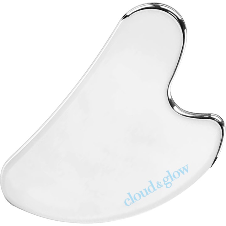 Cloud & Glow White Jade Gua Sha massageværktøj der giver glød i hvid hjerteformet sten med lyseblåt logo.