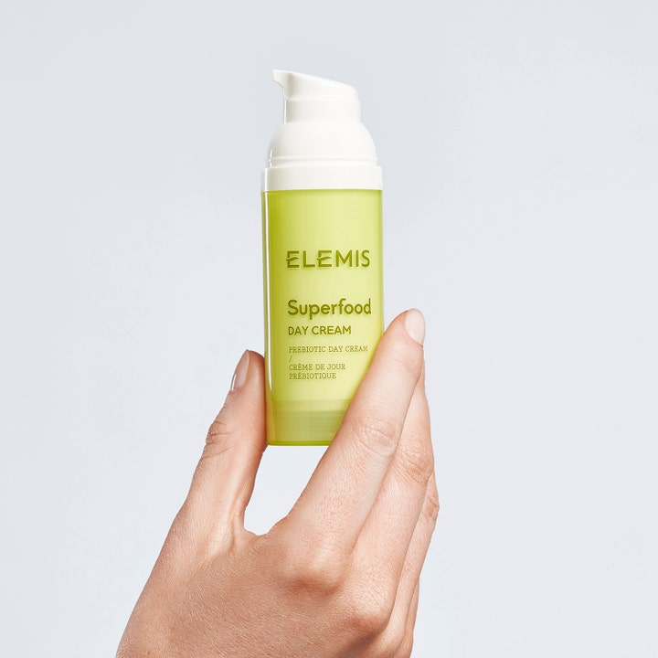 Elemis Superfood Day Cream 50 ml fugtgivende dagcreme i limegrøn pumpeflaske holdt af en hånd