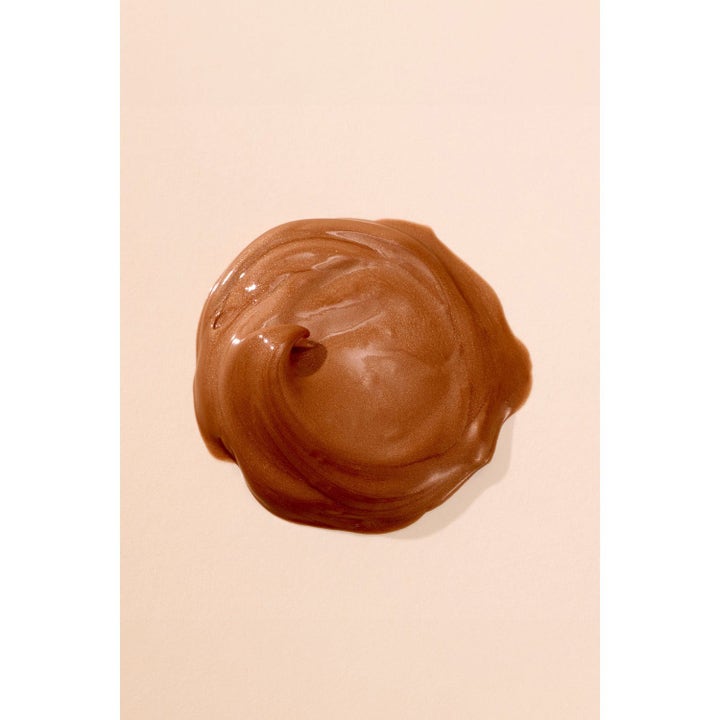 Hickap Bronze Glow Priming Moisturizer giver lyster med en cremet bronzefarvet tekstur med flot shimmer.