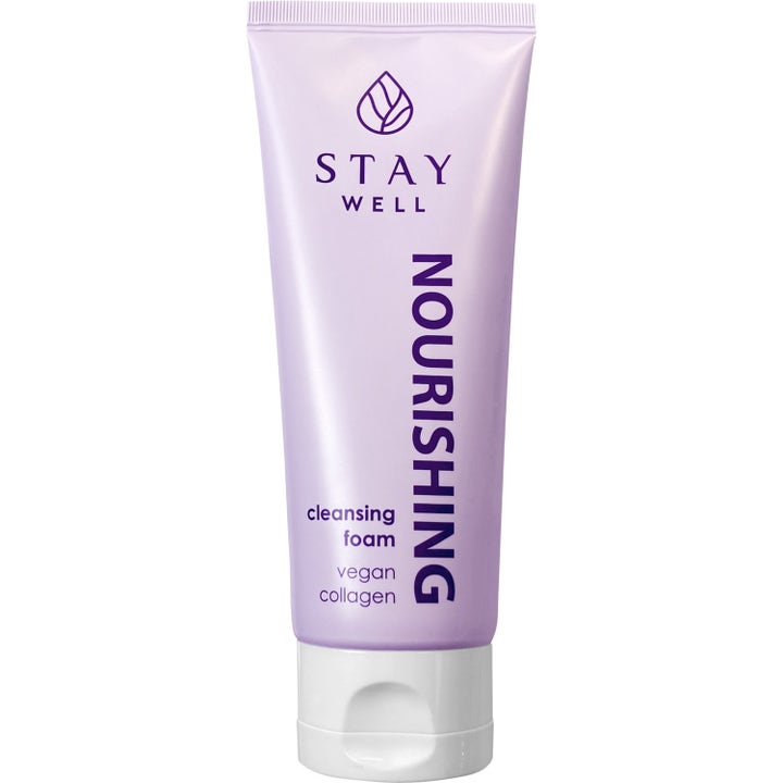 Stay Well Nourishing Cleansing Foam giver næring som ansigtsrens med vegansk kollagen i en lys lilla tube.