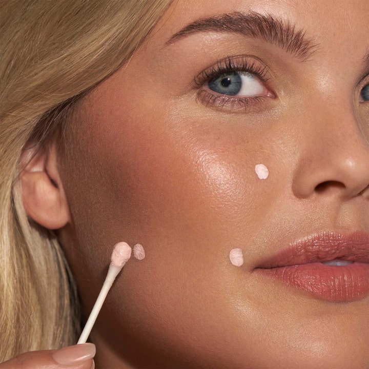 Mario Badescu Drying Lotion 29 ml mod urenheder påføres huden med en vatpind som små lyserøde prikker.