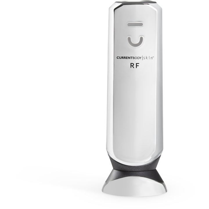 CurrentBody Skin RF Radio Frequency Device til ansigtsløft i sølvfarvet og stilrent design på stander