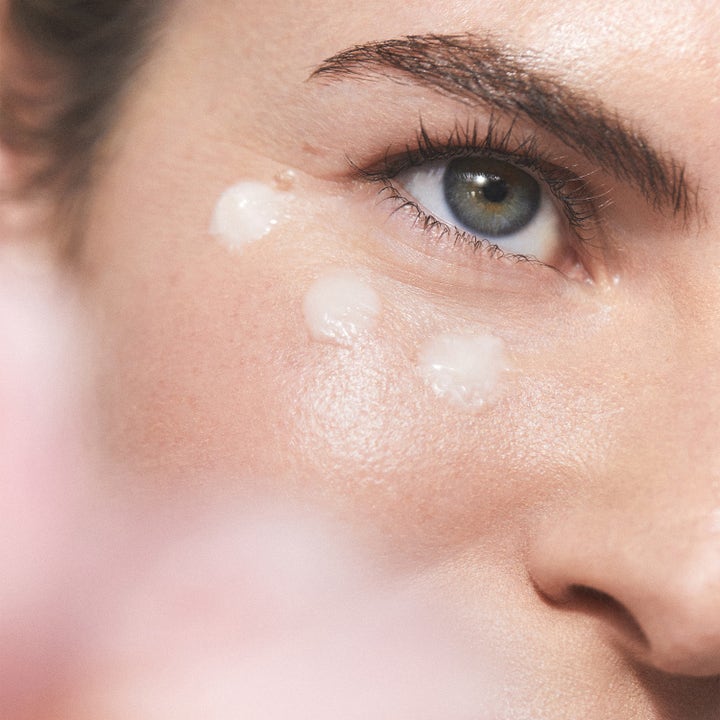 KORA Organics Kakadu Plum Vitamin C Eye Cream Refill 15 ml øjencreme påført som tre hvide prikker under øjet.