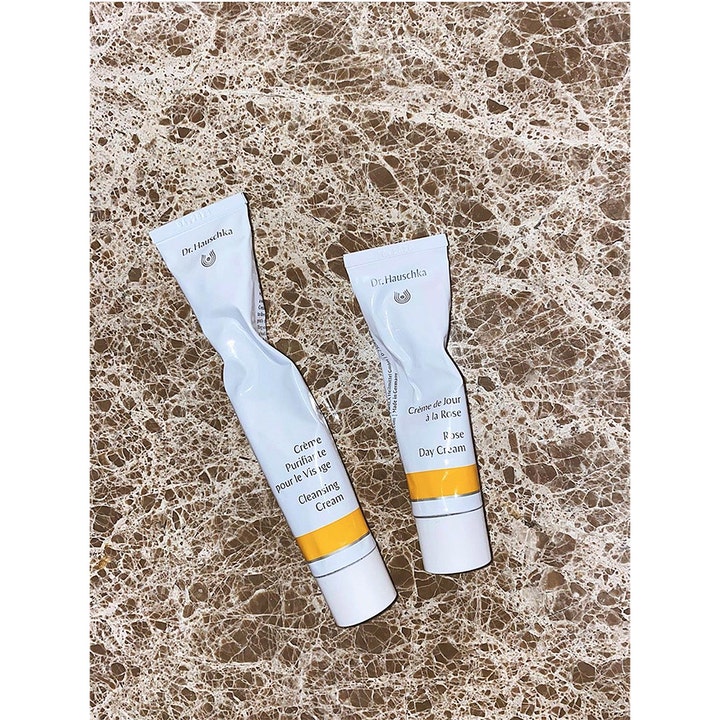 Dr. Hauschka Cleansing Cream 50 ml rensegel i hvide tuber på brun marmoroverflade der giver en ren hud.