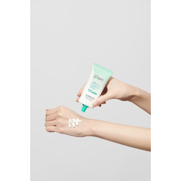 Make Prem No Sebum Sun Cream 50 ml solcreme til ansigtet giver mat finish vist med hvid cremet tekstur på en hånd.