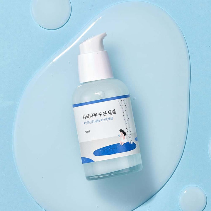 Round Lab Birch Juice Moisturizing Serum 50 ml fugtgivende ansigtsserum i klar pumpeflaske på lyseblå baggrund