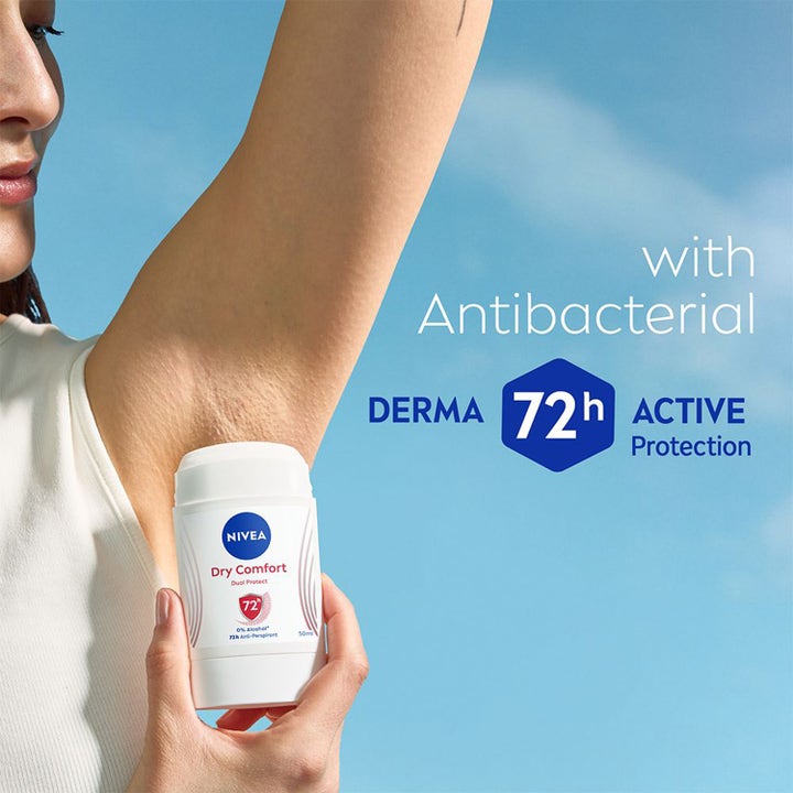 NIVEA Dry Comfort Stick 50 ml antiperspirant med antibakteriel 72h beskyttelse vist mod armhule på blå baggrund
