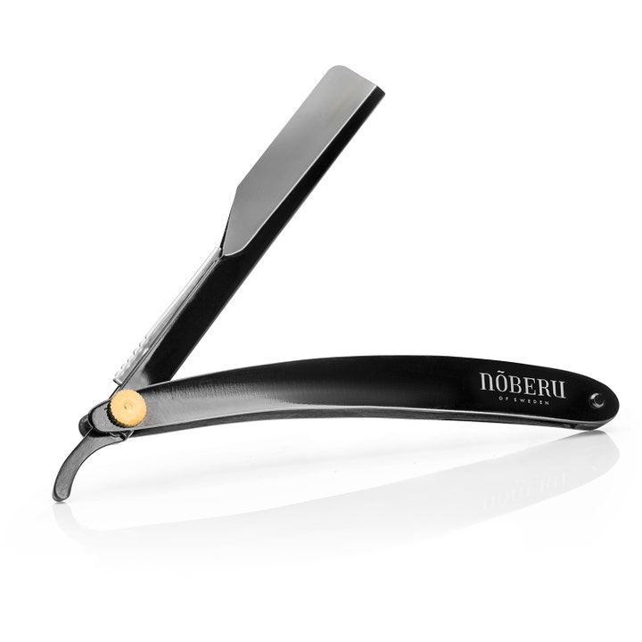 Nõberu of Sweden Shavette til præcis barbering i sort finish med elegant guldskrue og logo i åben position