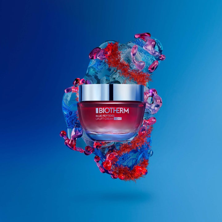 Biotherm Blue Peptides Uplift Night Cream 50 ml opstrammende natcreme i rød glaskrukke med kunstnerisk blå baggrund