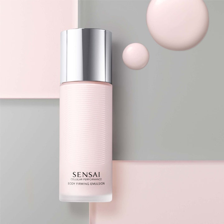 Sensai Cellular Performance Body Firming Emulsion 200 ml opstrammende bodylotion i lyserød flaske med sølvlåg.