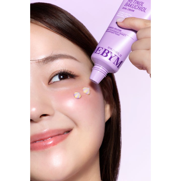 Some By Mi Retinol Bakuchiol Dual Cream 50 ml nattkräm i lilla tube påføres huden med en unik tofarvet tekstur.