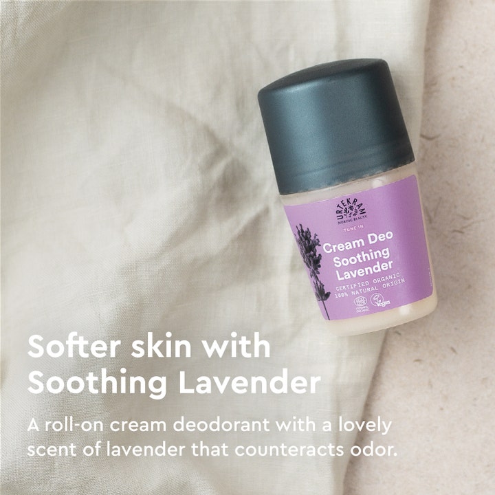 Urtekram Soothing Lavender Deo 50 ml cremet deodorant på lyst tekstil med tekst om lavendelduft og blød hud