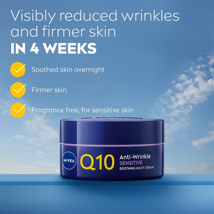 NIVEA Q10 Sensitive natcreme 50 ml mod rynker i åben blå krukke med hvid creme på en elegant marmorbakke.