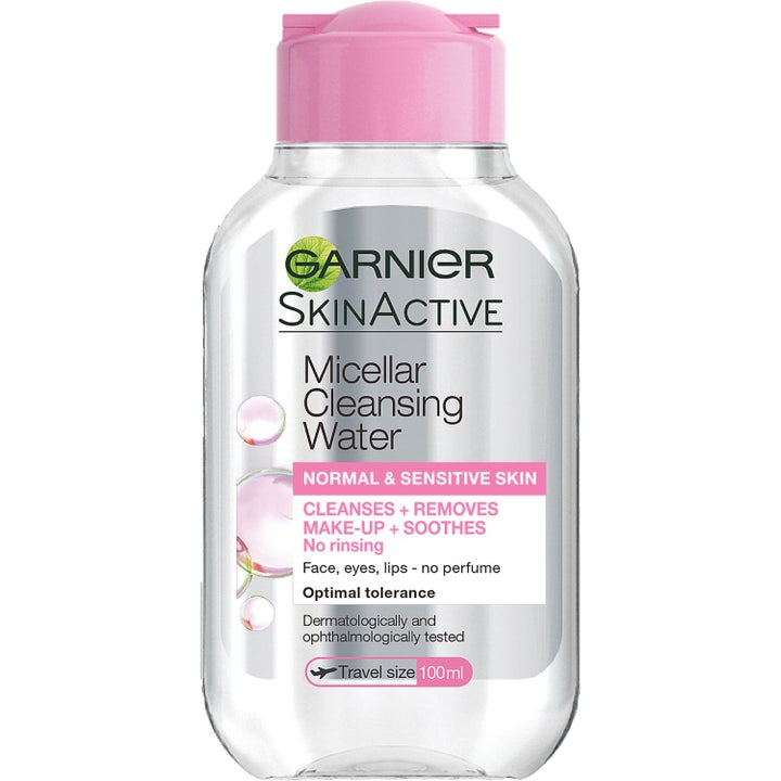 Garnier SkinActive Micellar Cleansing Water 100 ml rejsestørrelse i klar flaske med lyserødt låg fjerner makeup