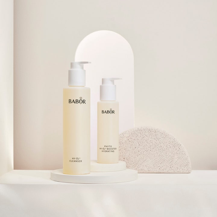 Babor HY-ÖL & Phyto Hydrating Booster Hydrating Set 300 ml fugtgivende ansigtspleje i hvide flasker på podier