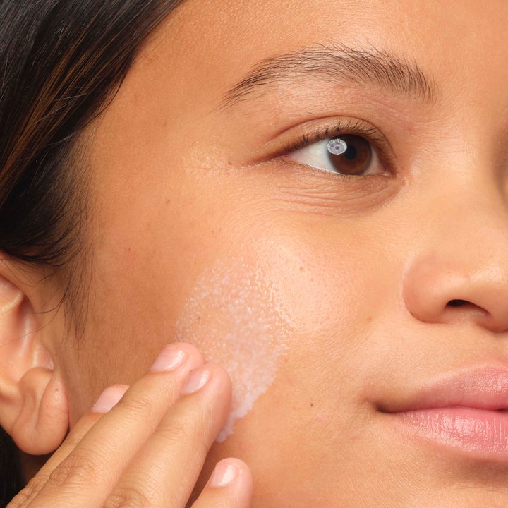 The Ordinary Saccharomyces Ferment 30% Milky Toner 100 ml eksfolierende toner påføres huden med en hvid mælkeagtig tekstur.