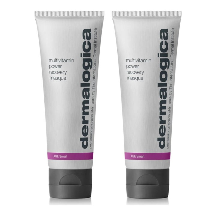 Dermalogica Multivitamin Power Recovery Masque genopbyggende ansigtsmaske i to sølvfarvede tuber med lilla detaljer.