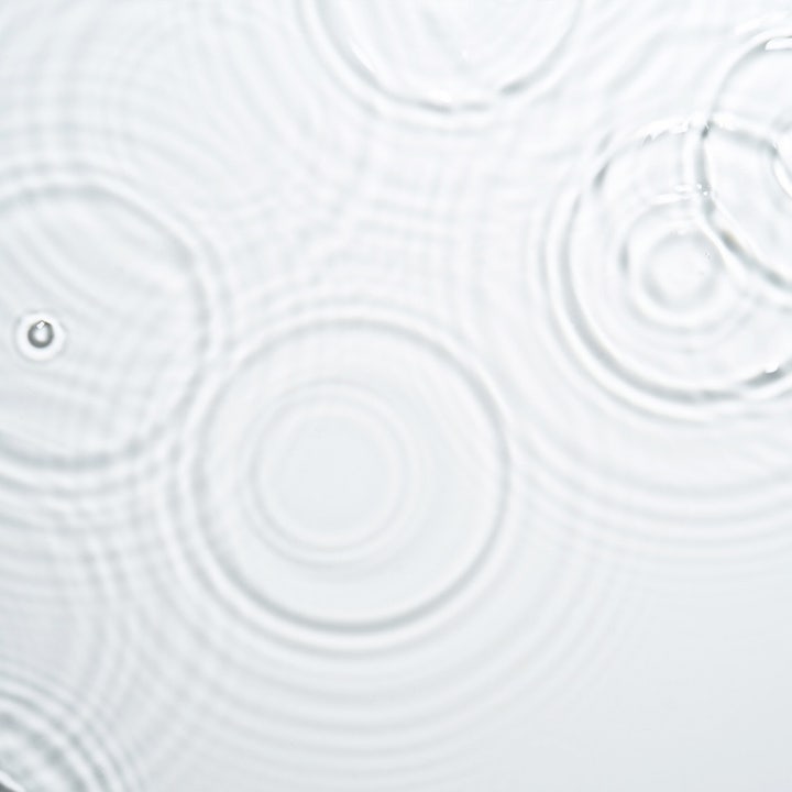 Caudalie Vinoclean Micellar Cleansing Water 200 ml ansigtsrens viser en frisk vandtekstur med krusninger og ringe.