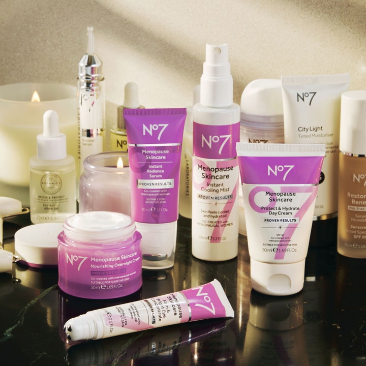 No7 Menopause Skincare Nourishing Overnight Cream 50 ml nærende nattkräm i lilla krukke i et miljø med andre produkter