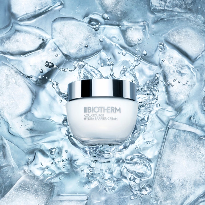 Biotherm Aquasource Hydra Barrier 75 ml fugtgivende ansigtscreme i glaskrukke med kølende is og vandsprøjt.