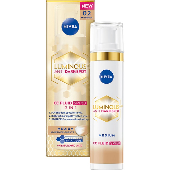 Nivea Luminous 630 Anti Dark-Spot CC Fluid SPF30 Medium mod pigmentpletter i hvid pumpeflaske og guldfarvet æske