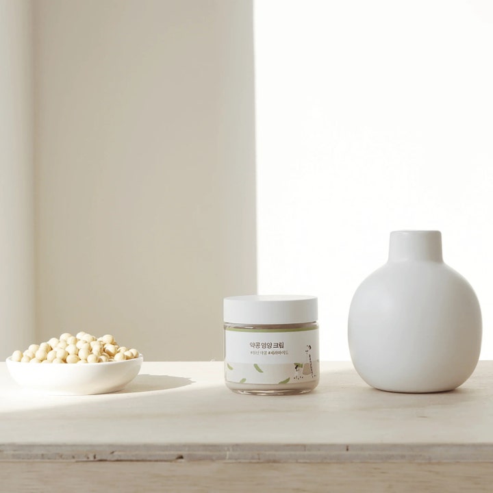 Round Lab Soybean Nourishing Cream 80 ml nærende ansigtscreme i krukke ved siden af en skål med sojabønner