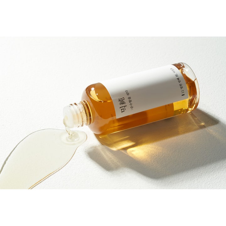 Mixsoon Heartleaf Essence 100 ml beroligende essence i klar flaske med flydende ravfarvet tekstur på hvid flade