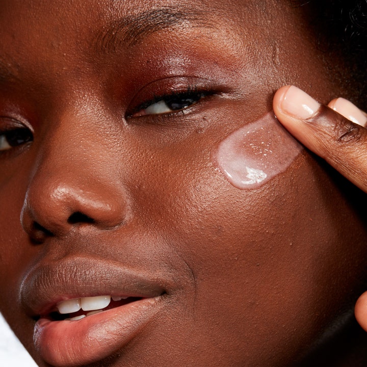 MAC Cosmetics Hyper Real Serumizer 30 ml fugtgivende serum påføres huden og skaber en strålende balance