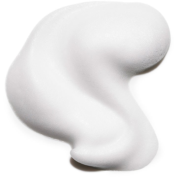 Exuviance Age Reverse BioActiv Wash 125 ml ansigtsrens viser en let og luftig hvid skum med små bobler.